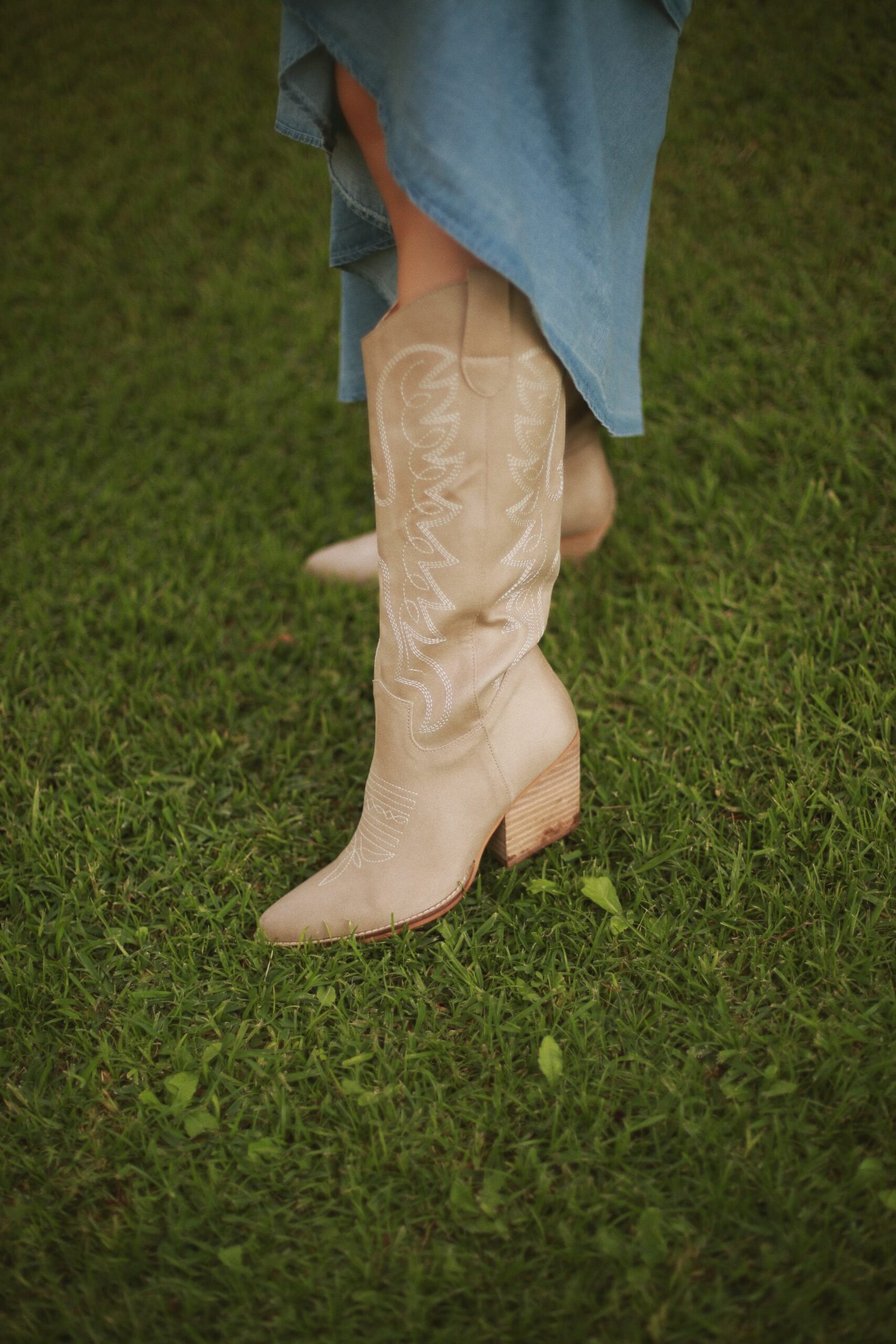 BOTA VAQUERA CORTA BEIGE SUELA CAFÉ