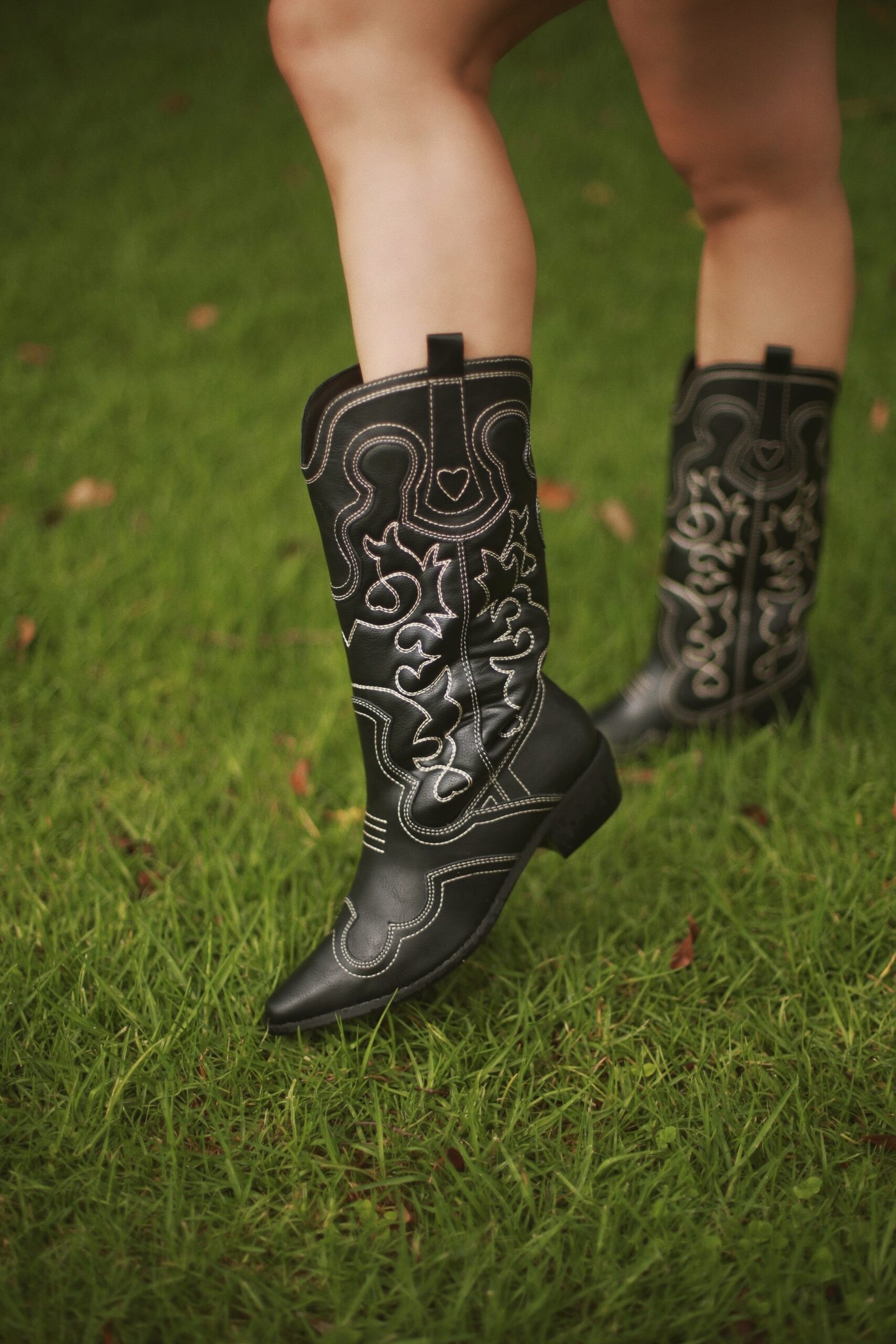 Botas vaqueras negras con detalle blanco