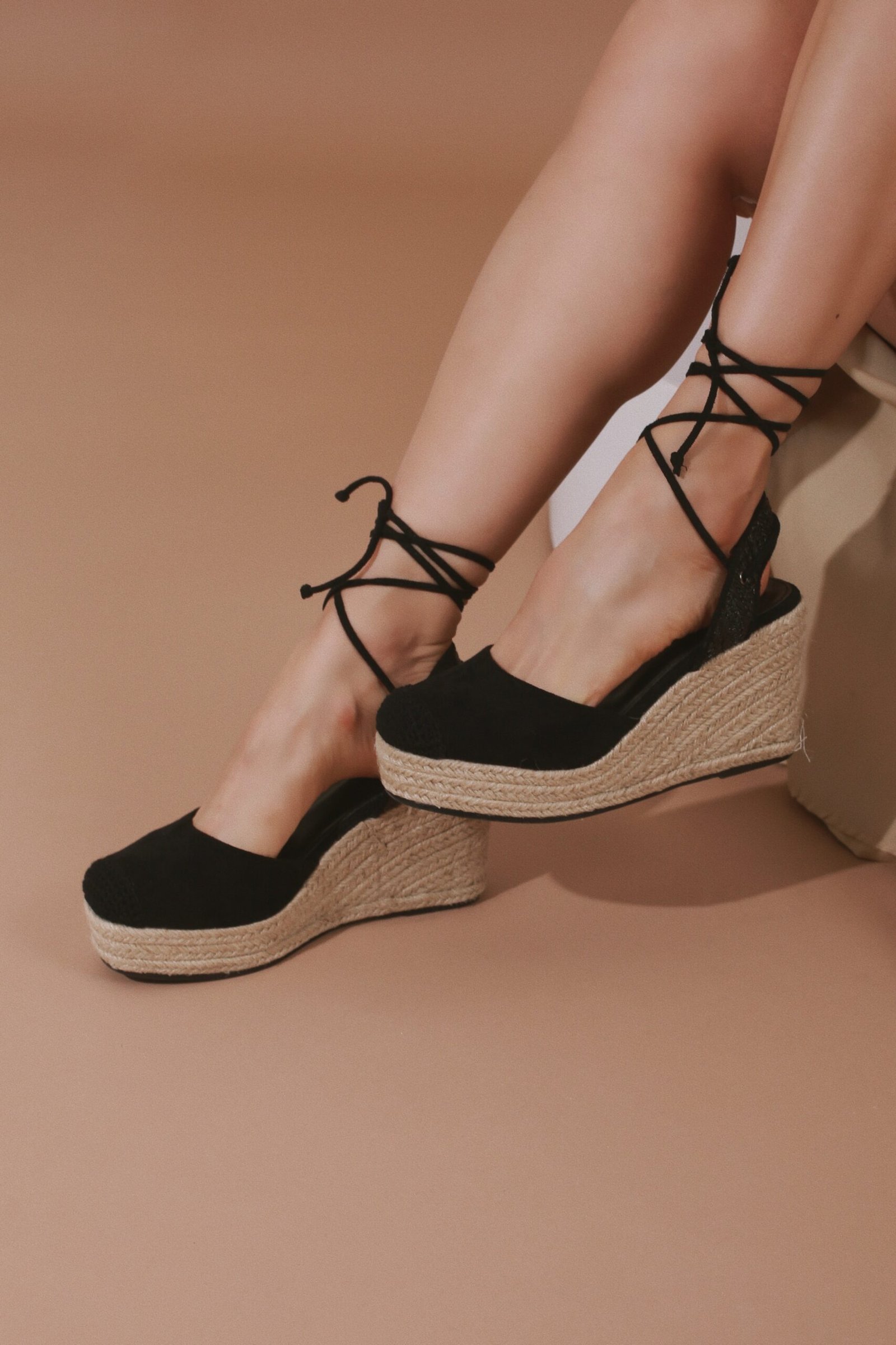 ALPARGATA PLATAFORMA TIRAS NEGRA