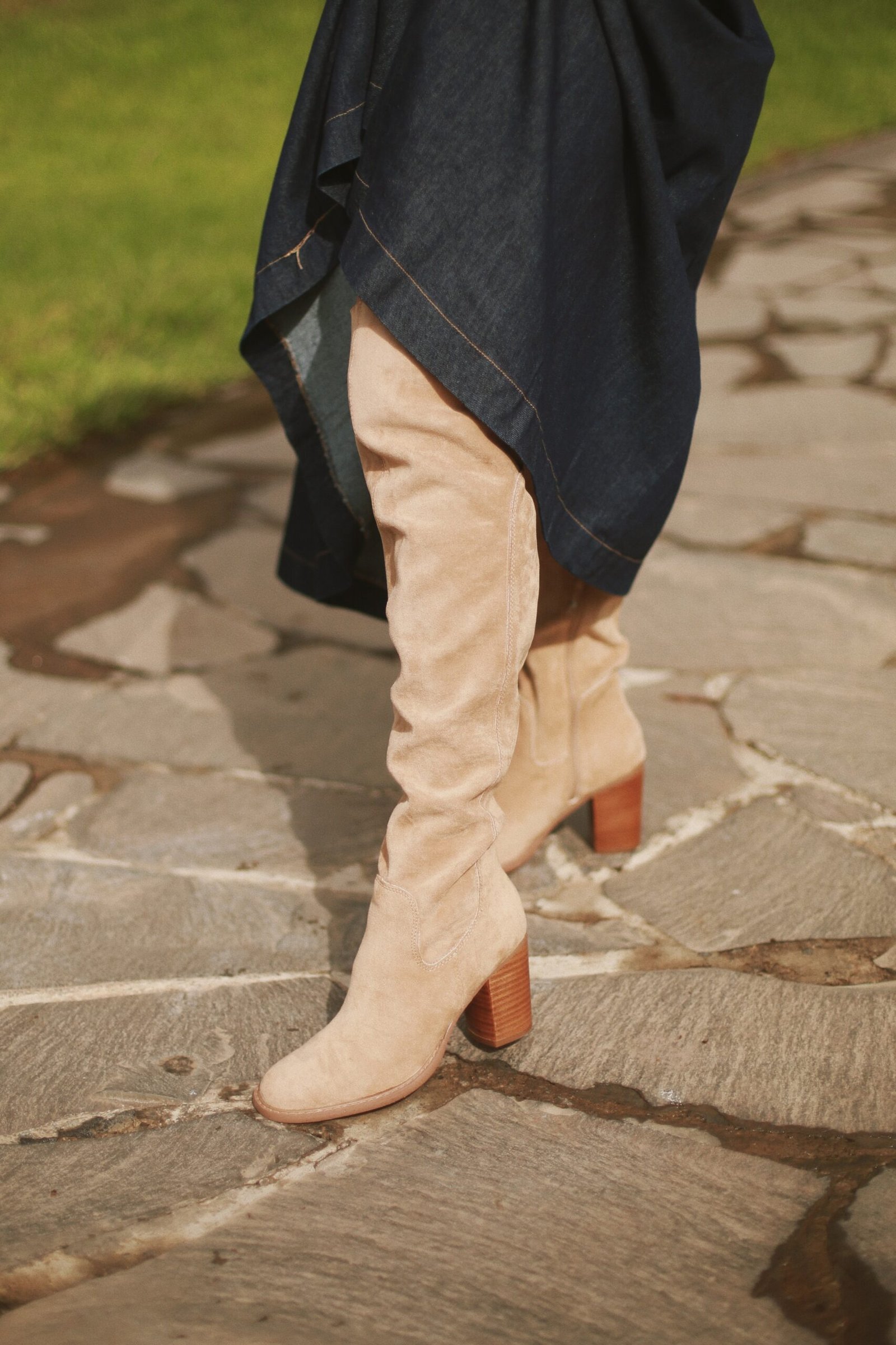 Bota vaquera larga gamuza café claro