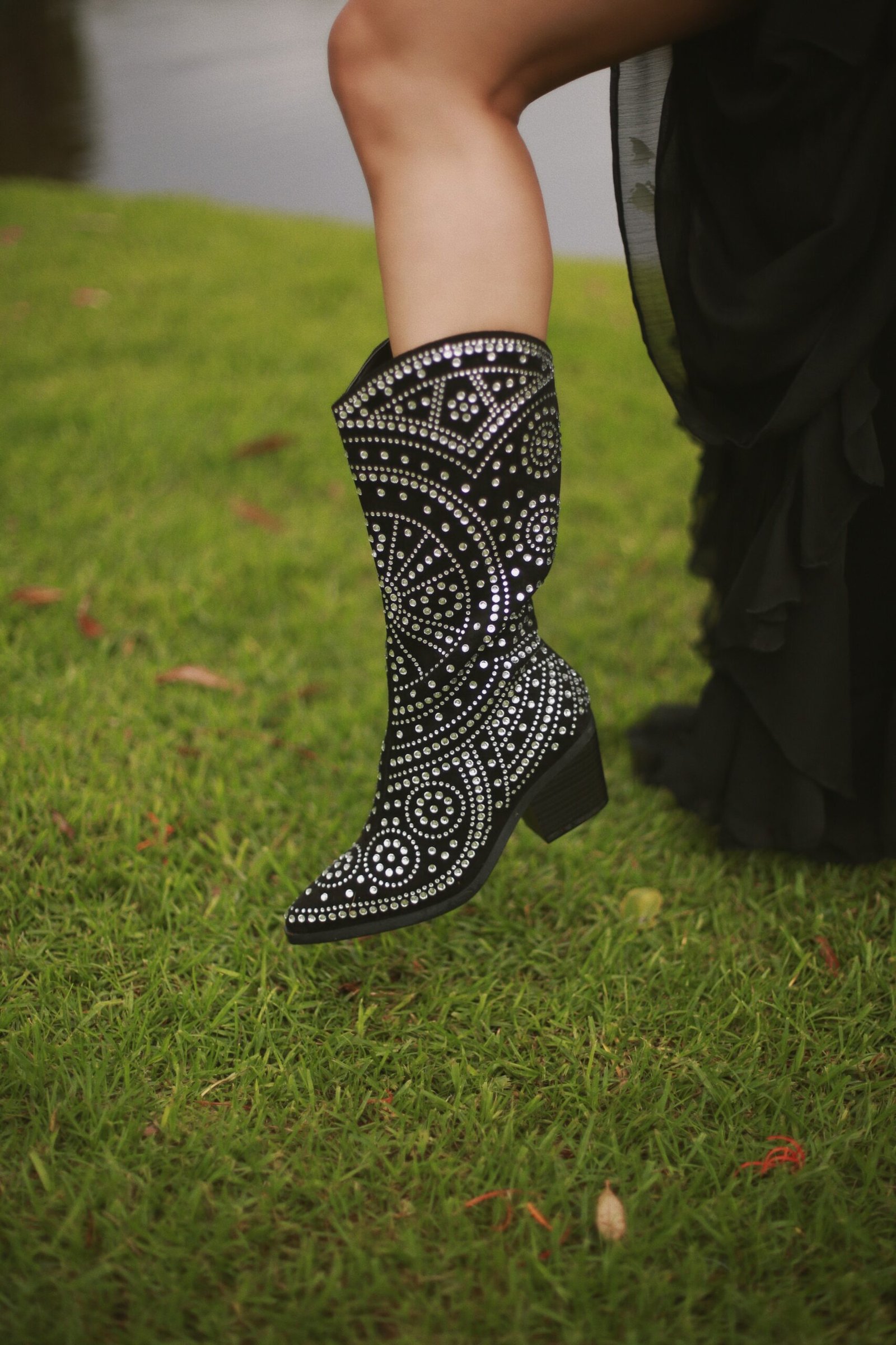 BOTA NEGRA PIEDRAS PLATA