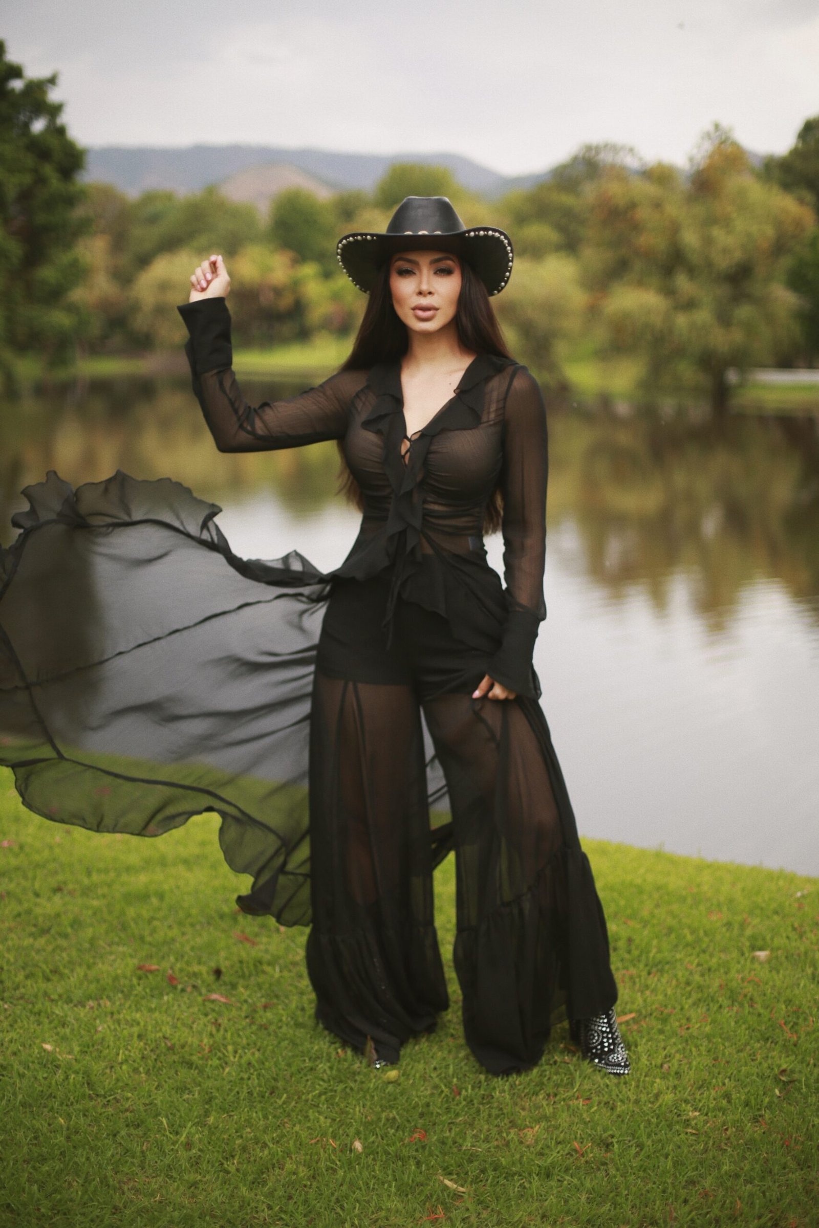 BOTA NEGRA PIEDRAS PLATA - Image 2