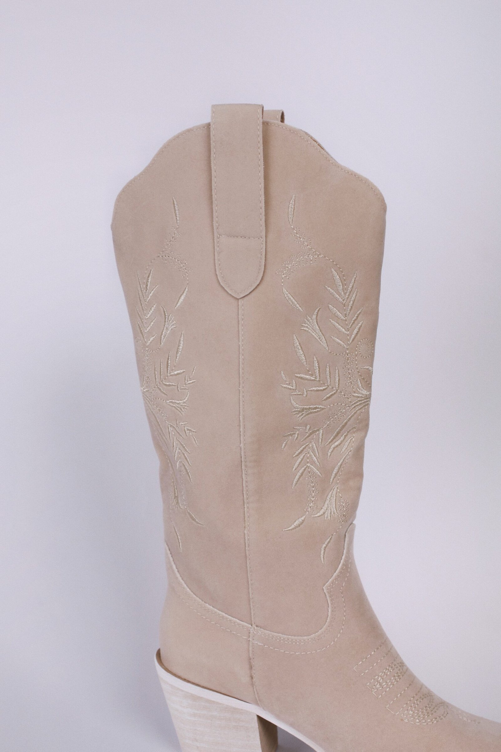 BOTA VAQUERA CORTA BEIGE SUELA BLANCA - Image 6