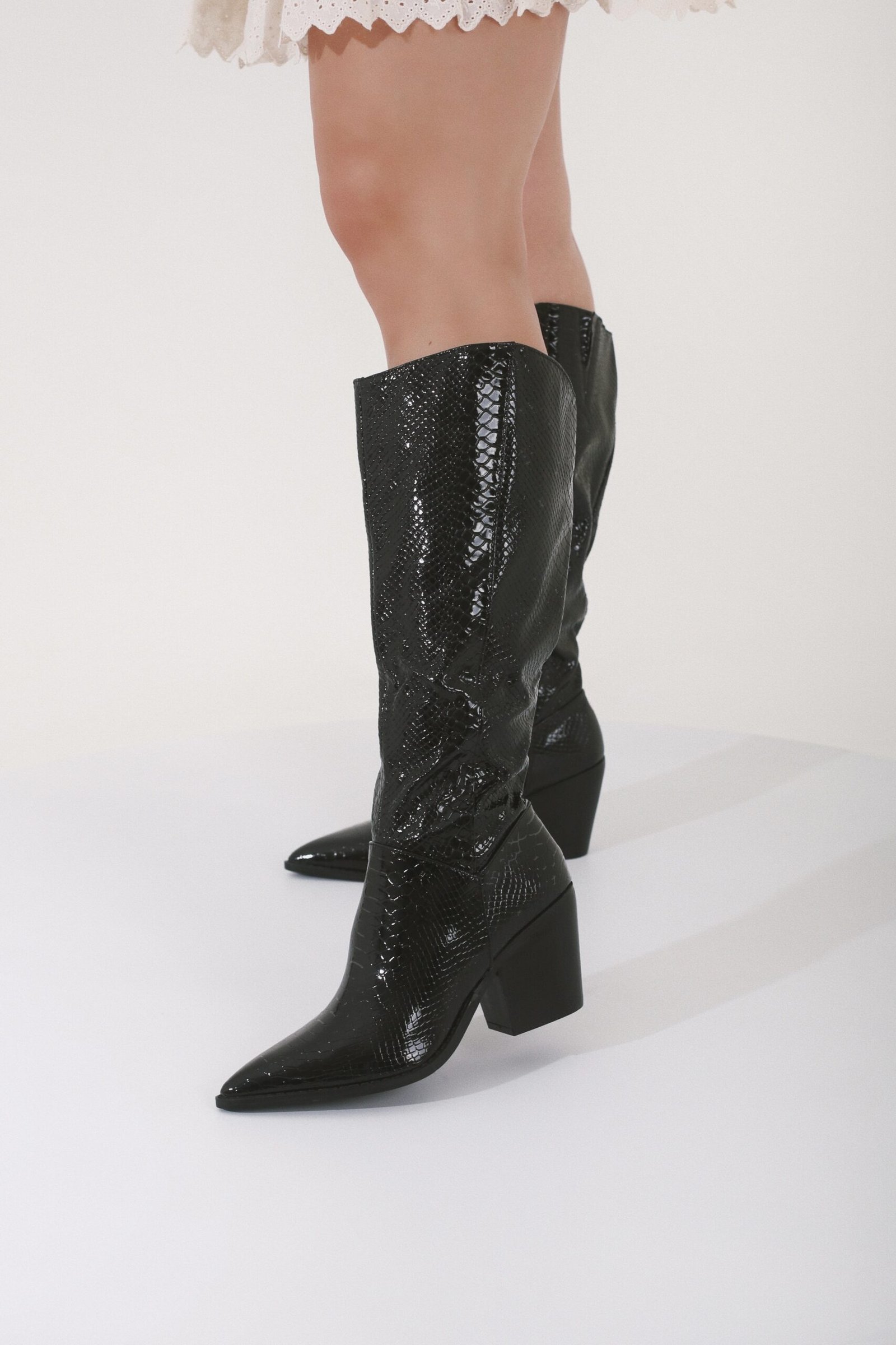 BOTA CORTA COCODRILO NEGRA