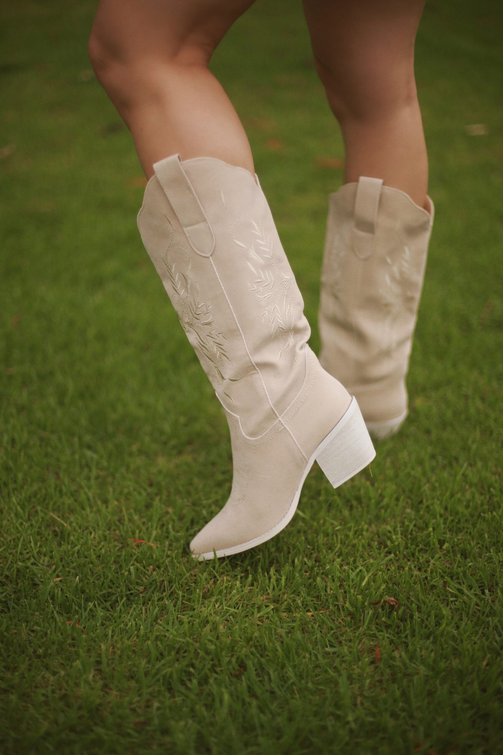 BOTA VAQUERA CORTA BEIGE SUELA BLANCA