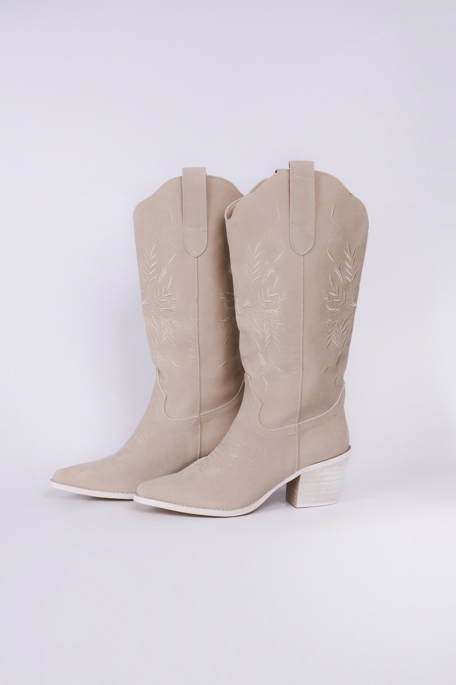 BOTA VAQUERA CORTA BEIGE SUELA BLANCA - Image 3