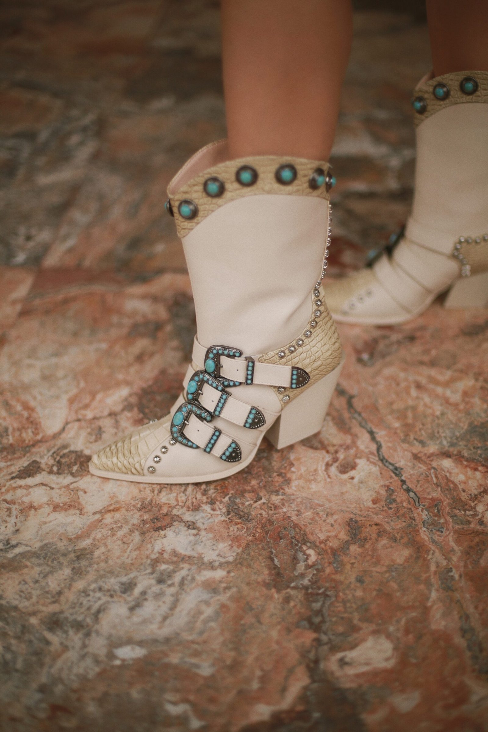 BOTA VAQUERA BLANCA PIEDRAS VERDES