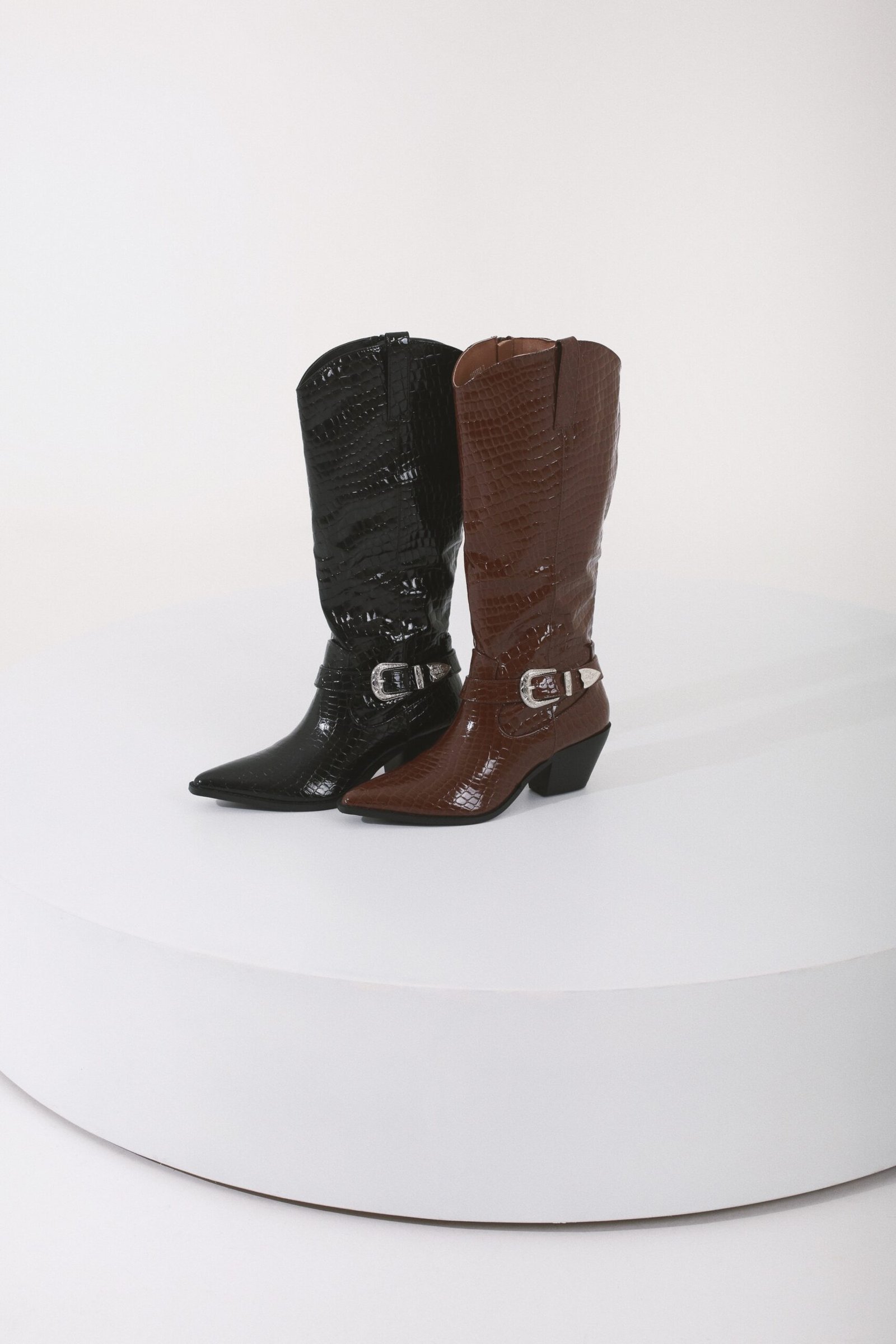 BOTA CORTA COCODRILO CAFÉ HEBILLA - Image 2