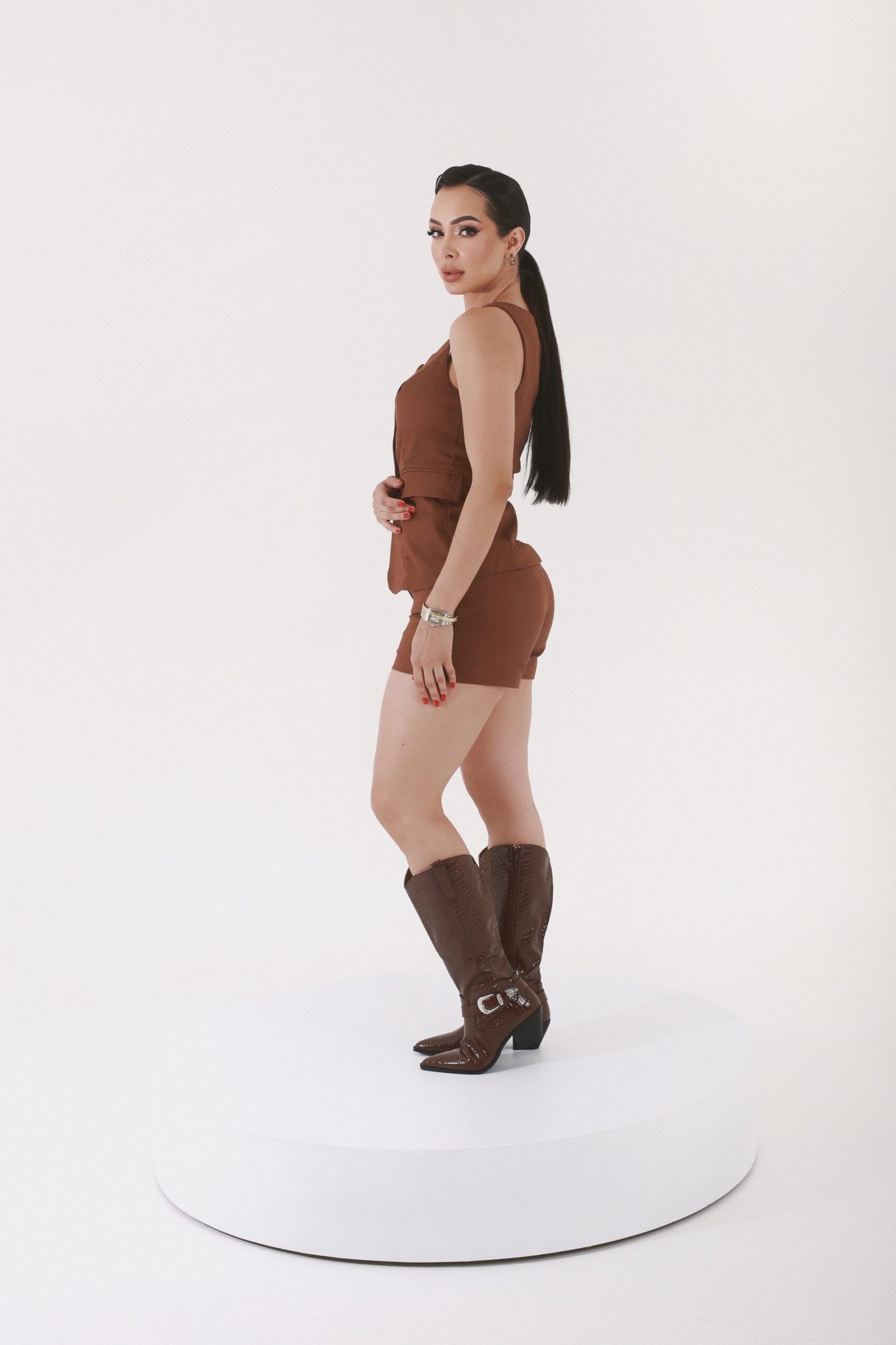 BOTA CORTA COCODRILO CAFÉ HEBILLA - Image 4