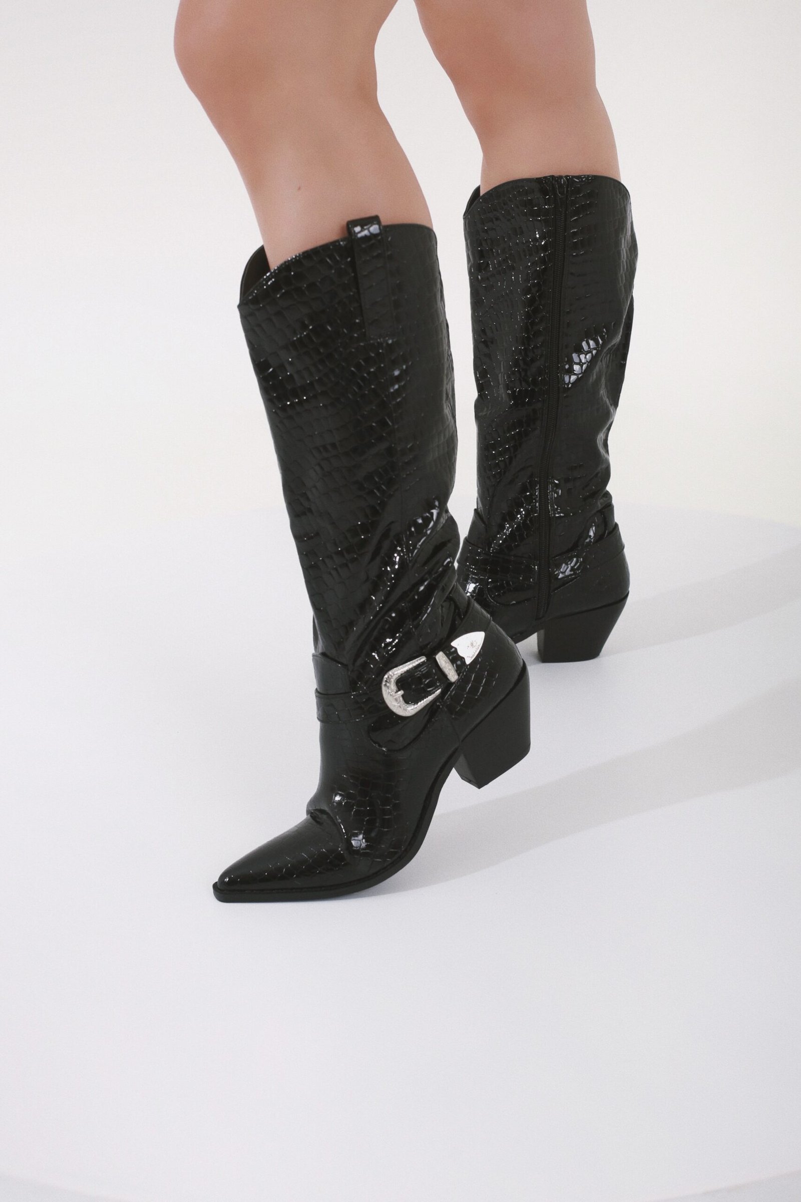 BOTA CORTA COCODRILO NEGRA HEBILLA