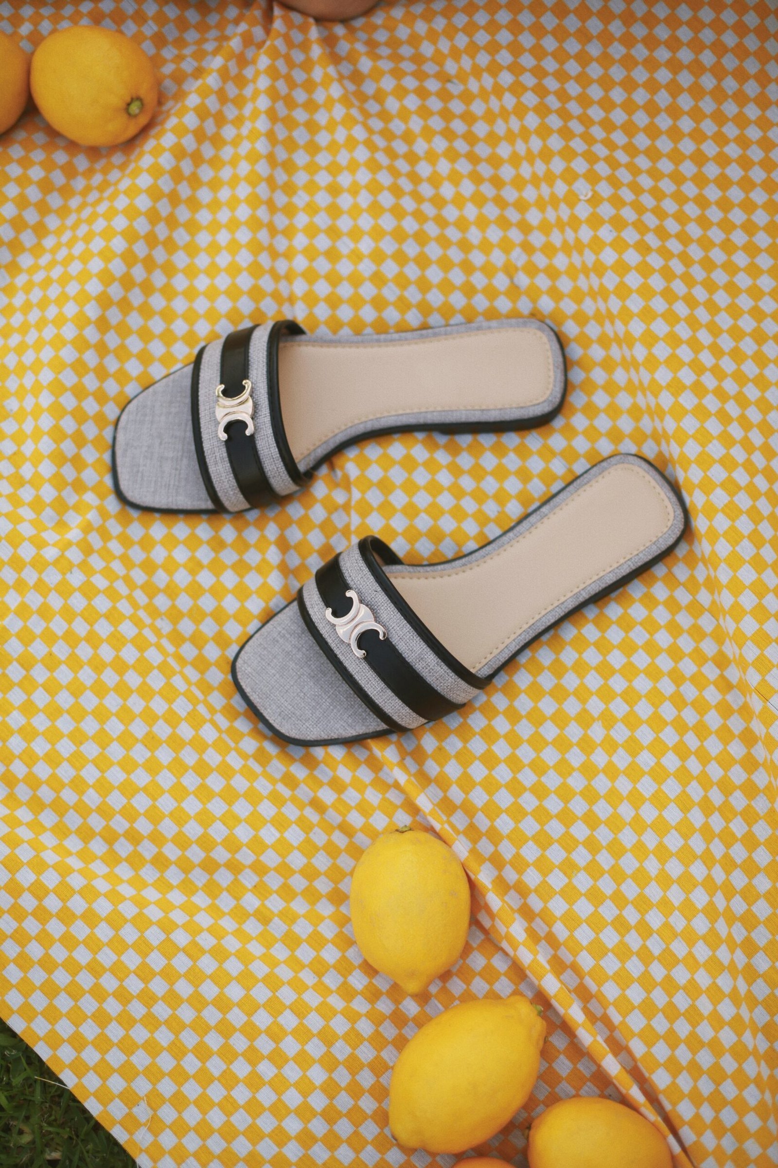 SANDALIA GRIS CON NEGRO