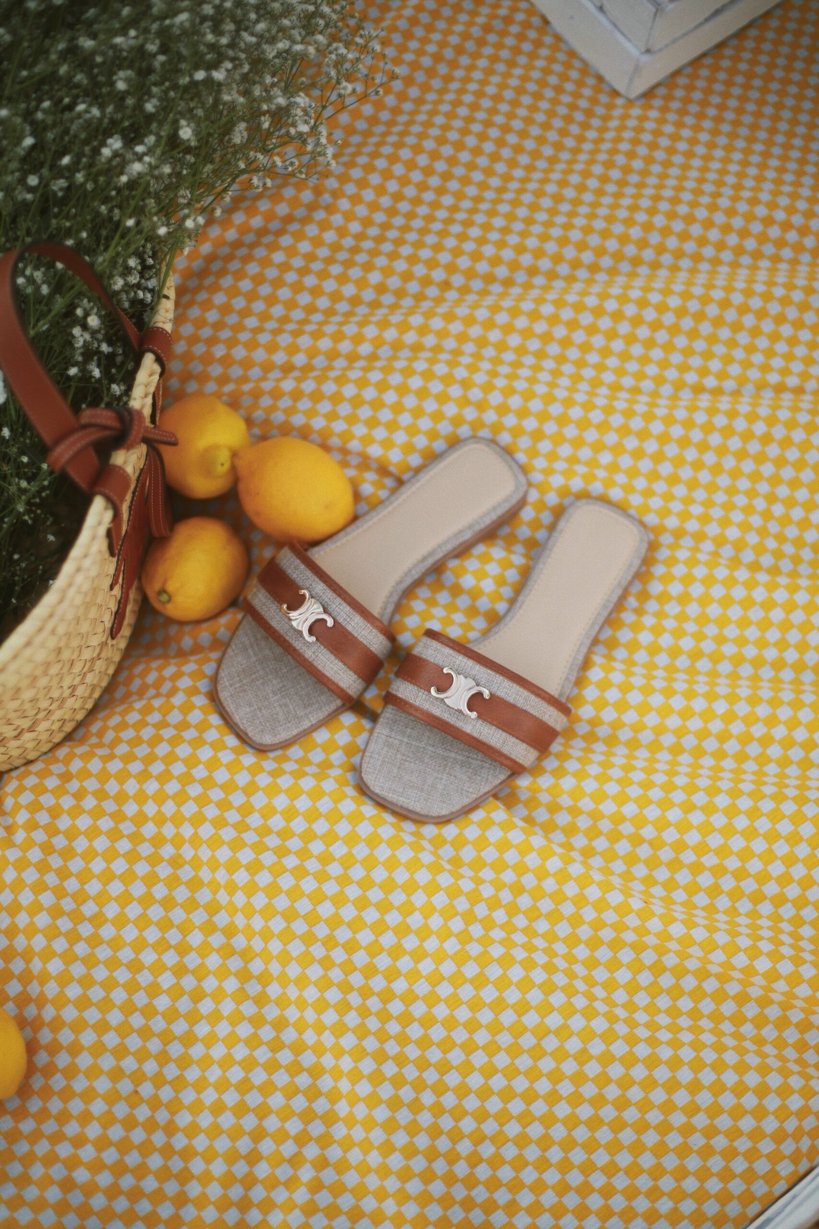 SANDALIA BEIGE CON CAFÉ