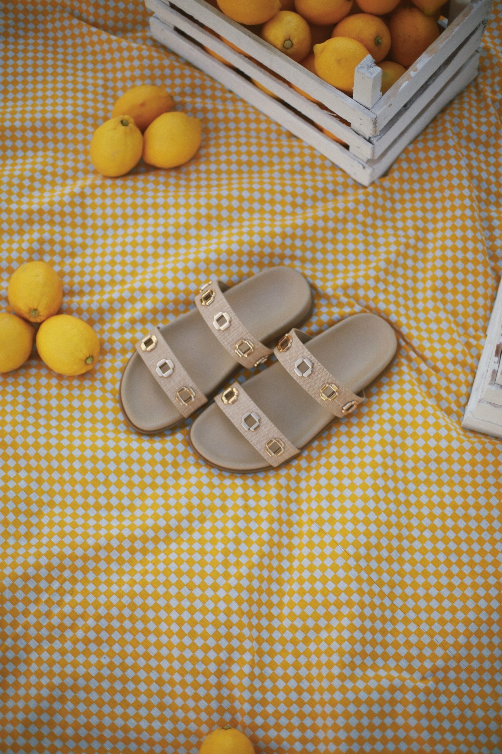 SANDALIA BEIGE ESTOPERORES DORADOS