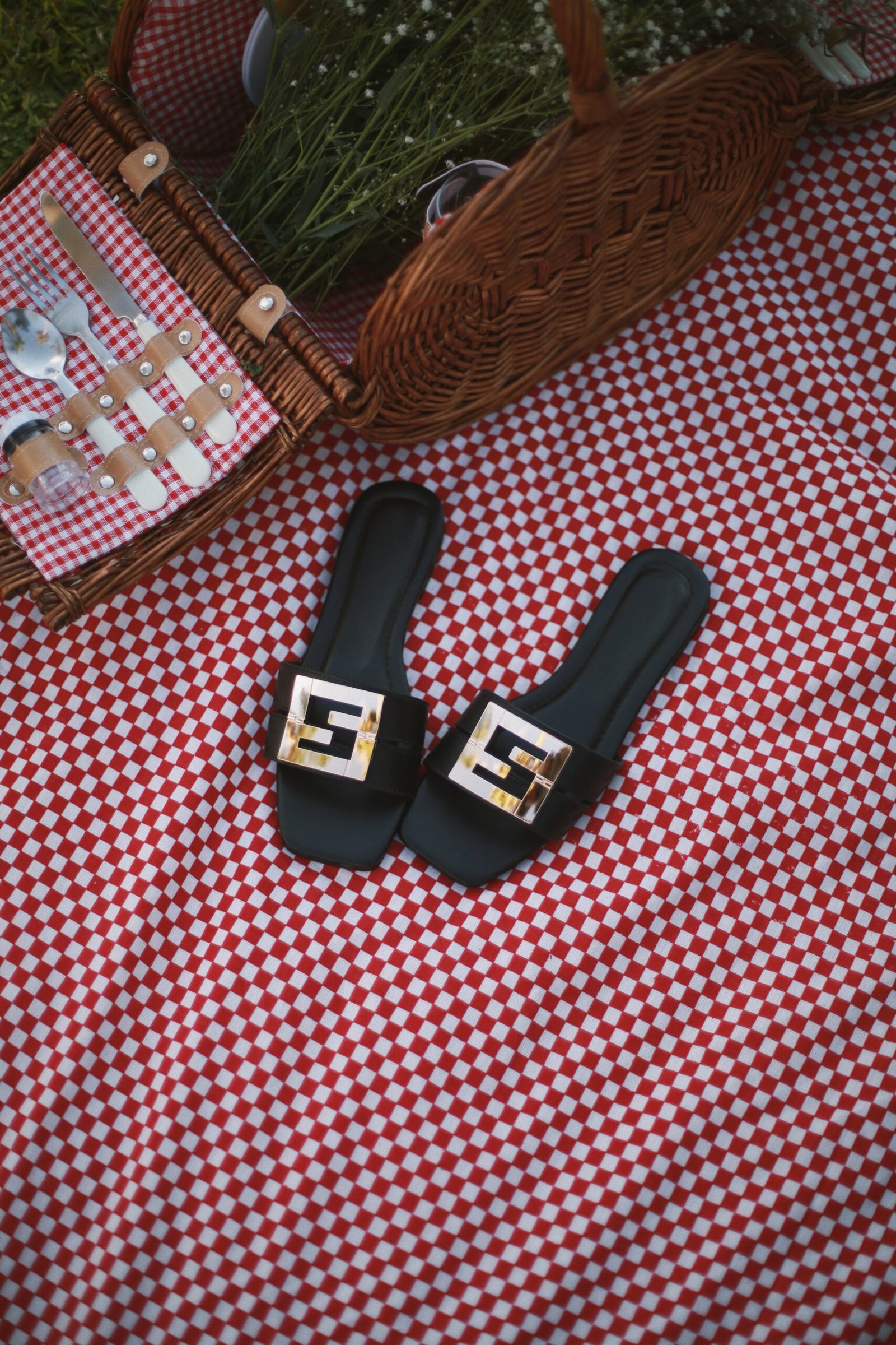 SANDALIA NEGRA HEBILLA DORADA S