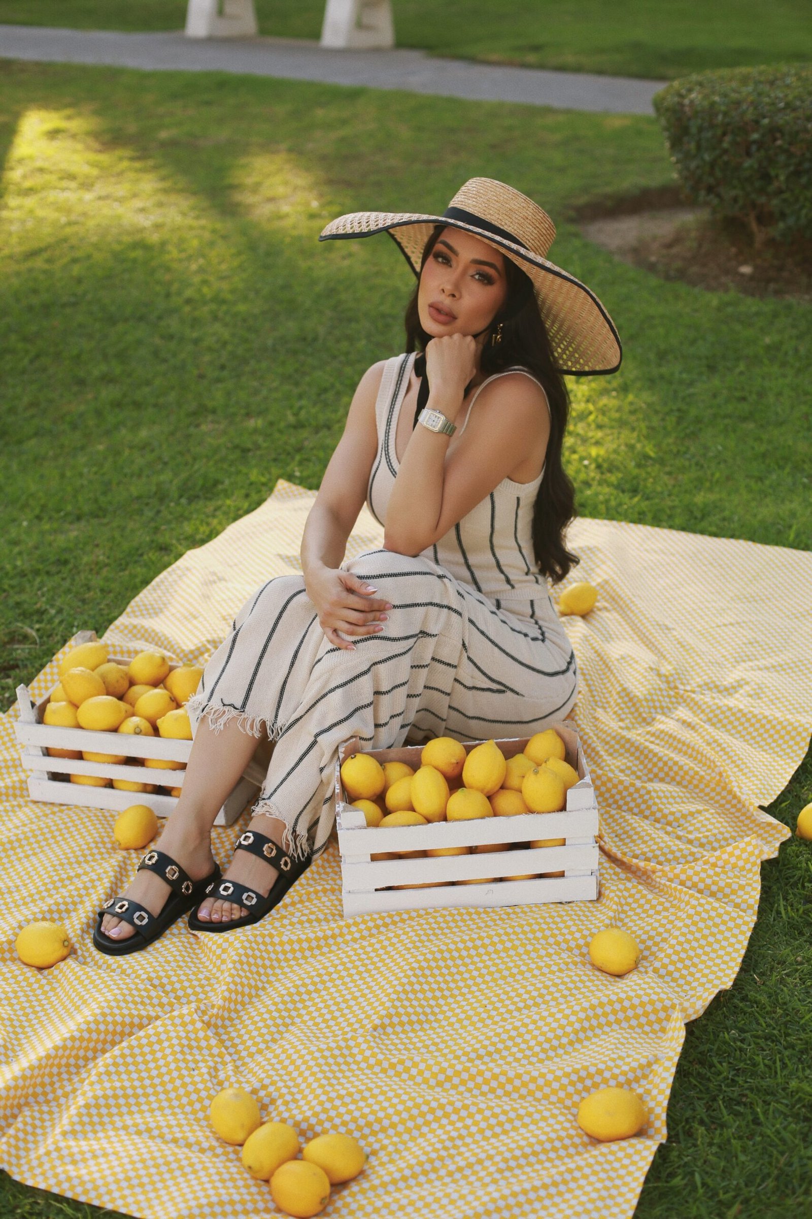 SANDALIA NEGRA ESTOPEROLES DORADOS - Image 3