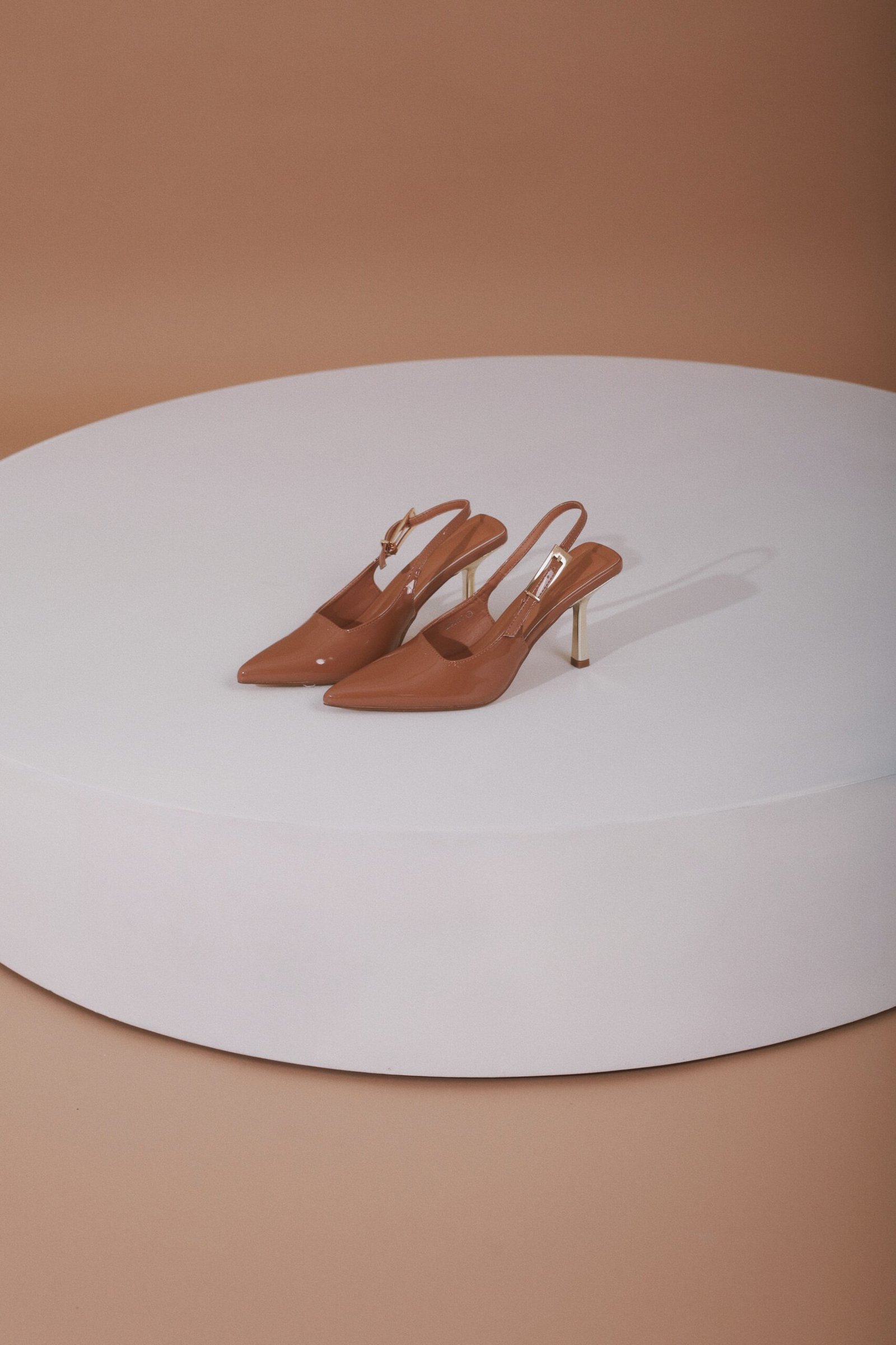 ZAPATILLA CHAROL CAFÉ BAJO - Image 2