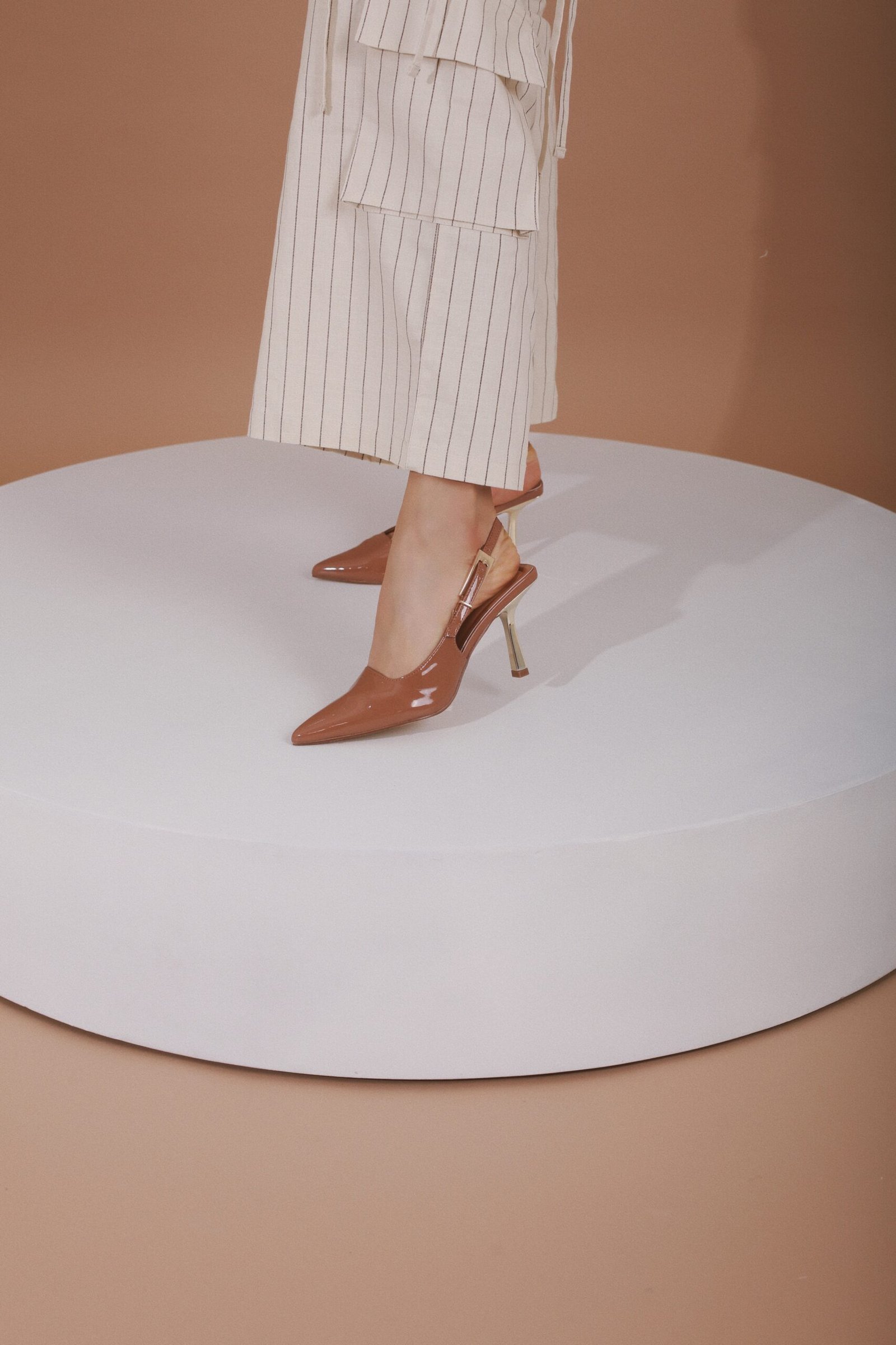 ZAPATILLA CHAROL CAFÉ BAJO