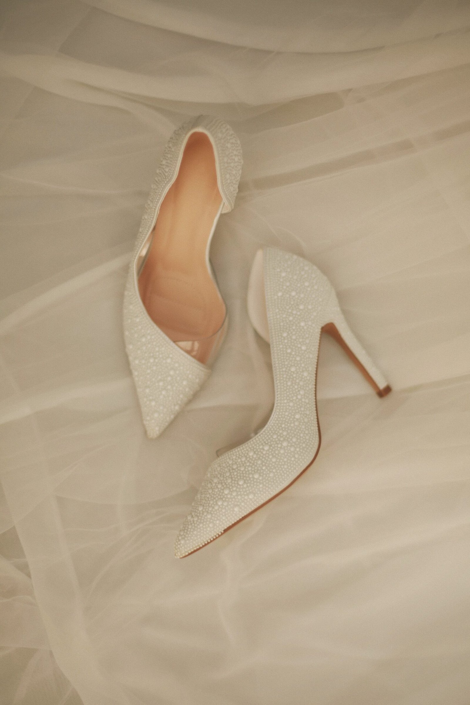 ZAPATILLA BLANCA PERLAS DE NOVIA CON TRASNPARENCIA