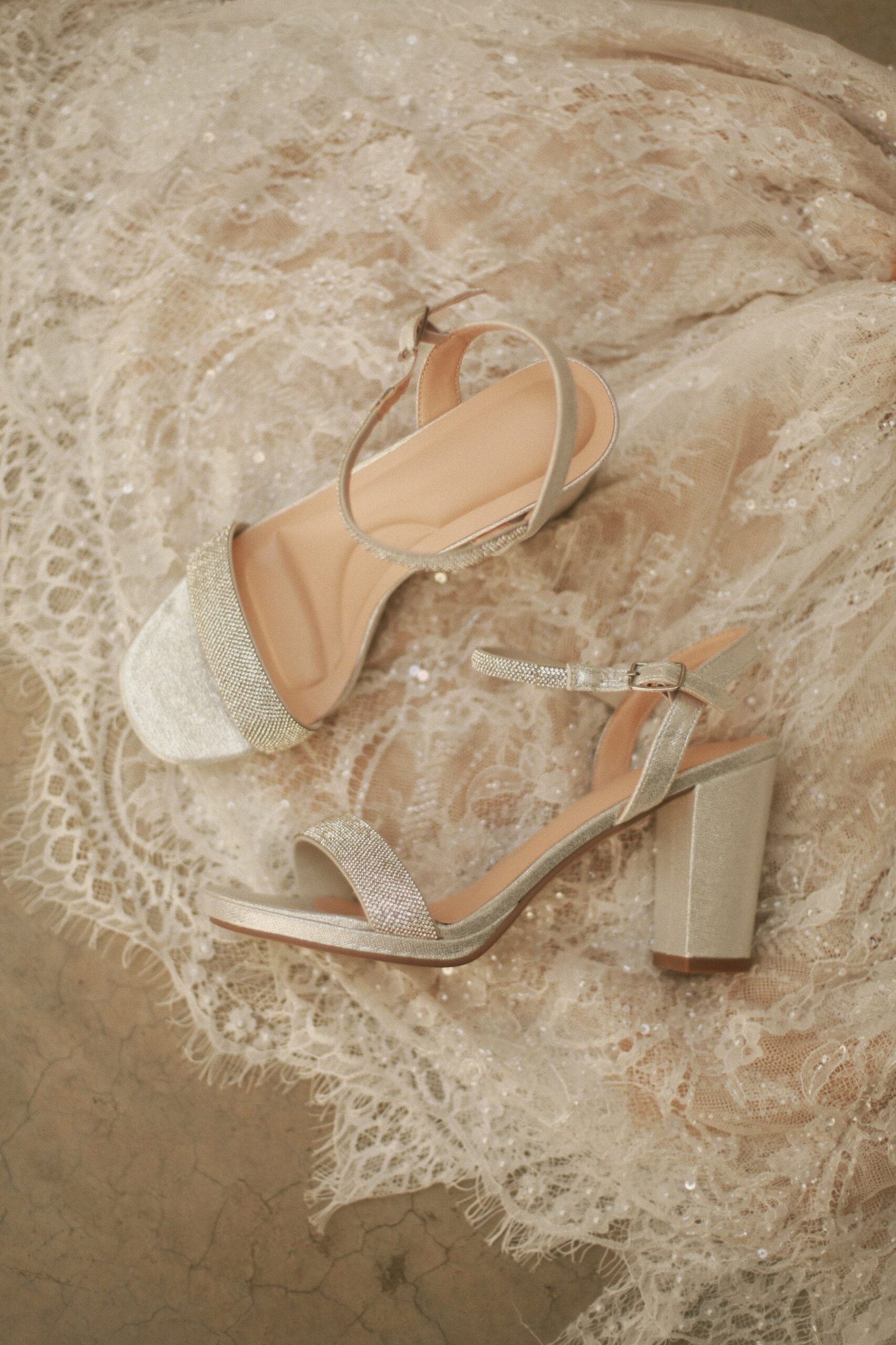 ZAPATILLAS DE NOVIA ABIERTA PLATA TACÓN GRUESO