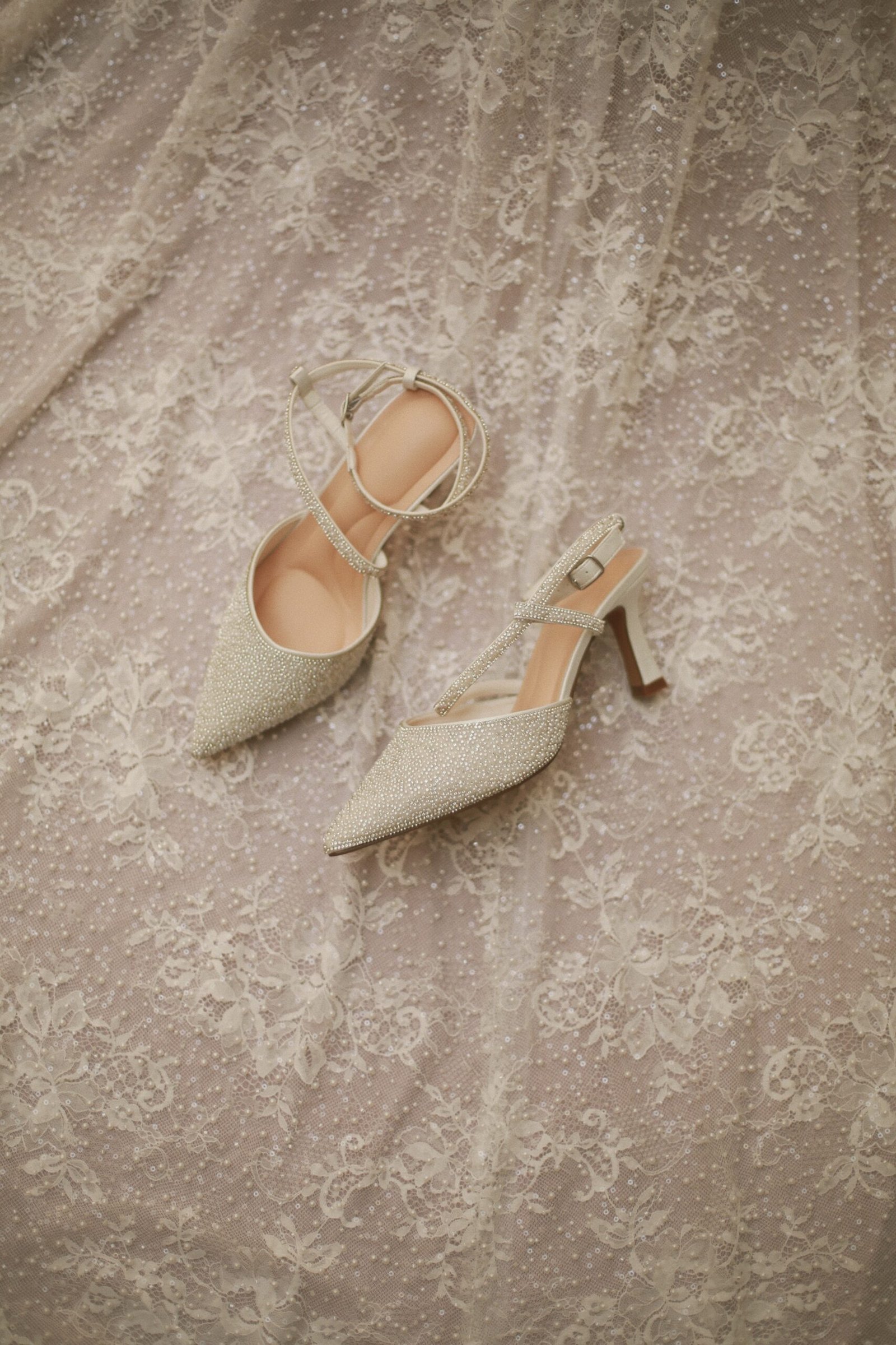 ZAPATILLA BAJA DE NOVIA BRILLOS Y PERLAS PLATA