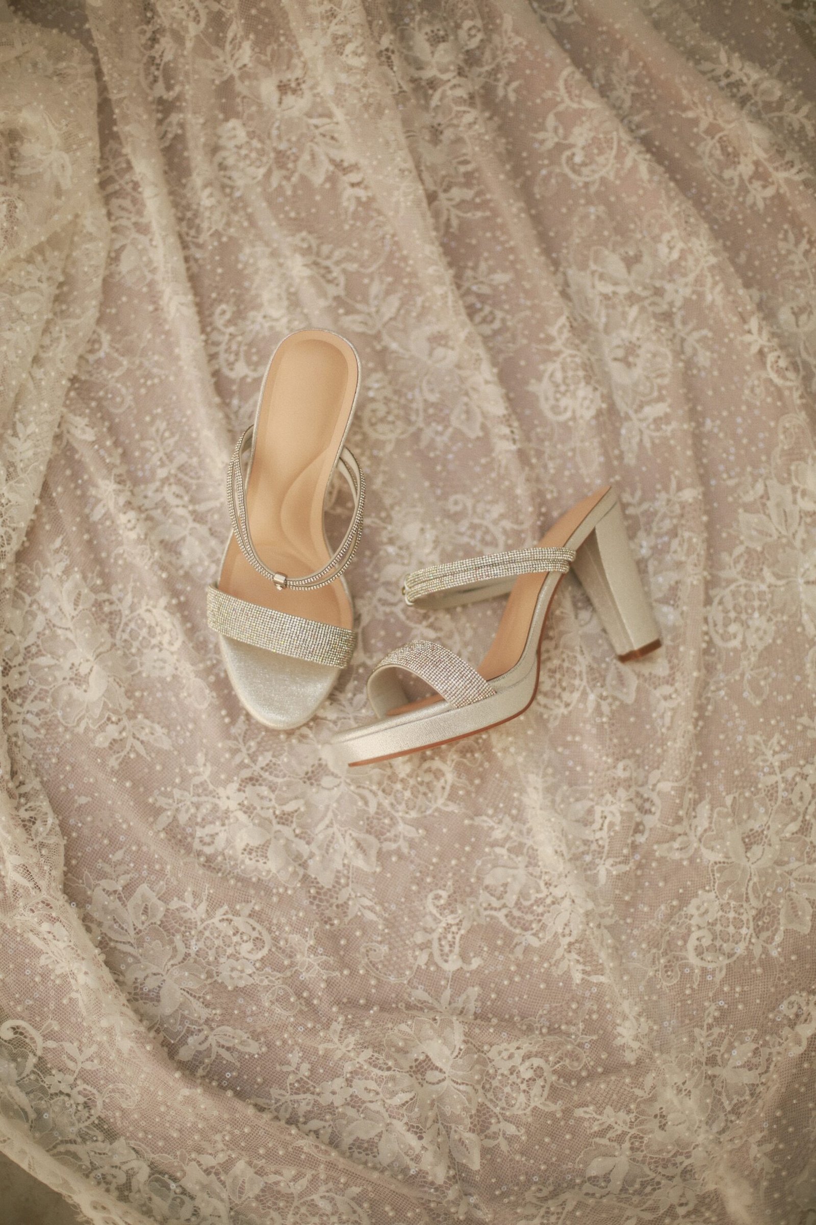 ZAPATILLAS DE NOVIA ABIERTA TIRAS DE BRILLO PLATA