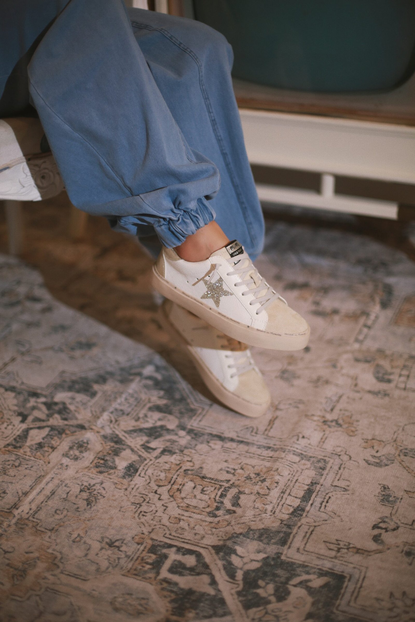 TENIS BEIGE CON DORADO ESTRELLA