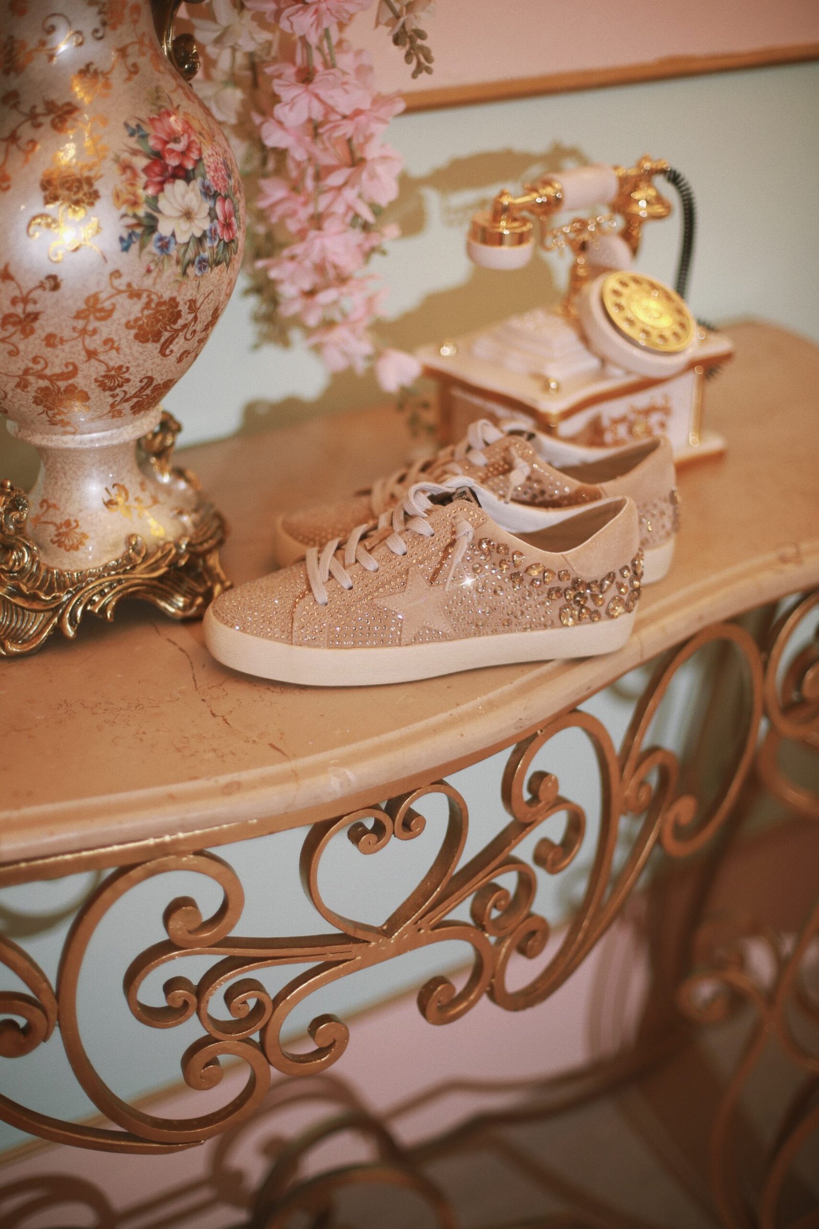 TENIS BEIGE CON BRILLOS DORADOS