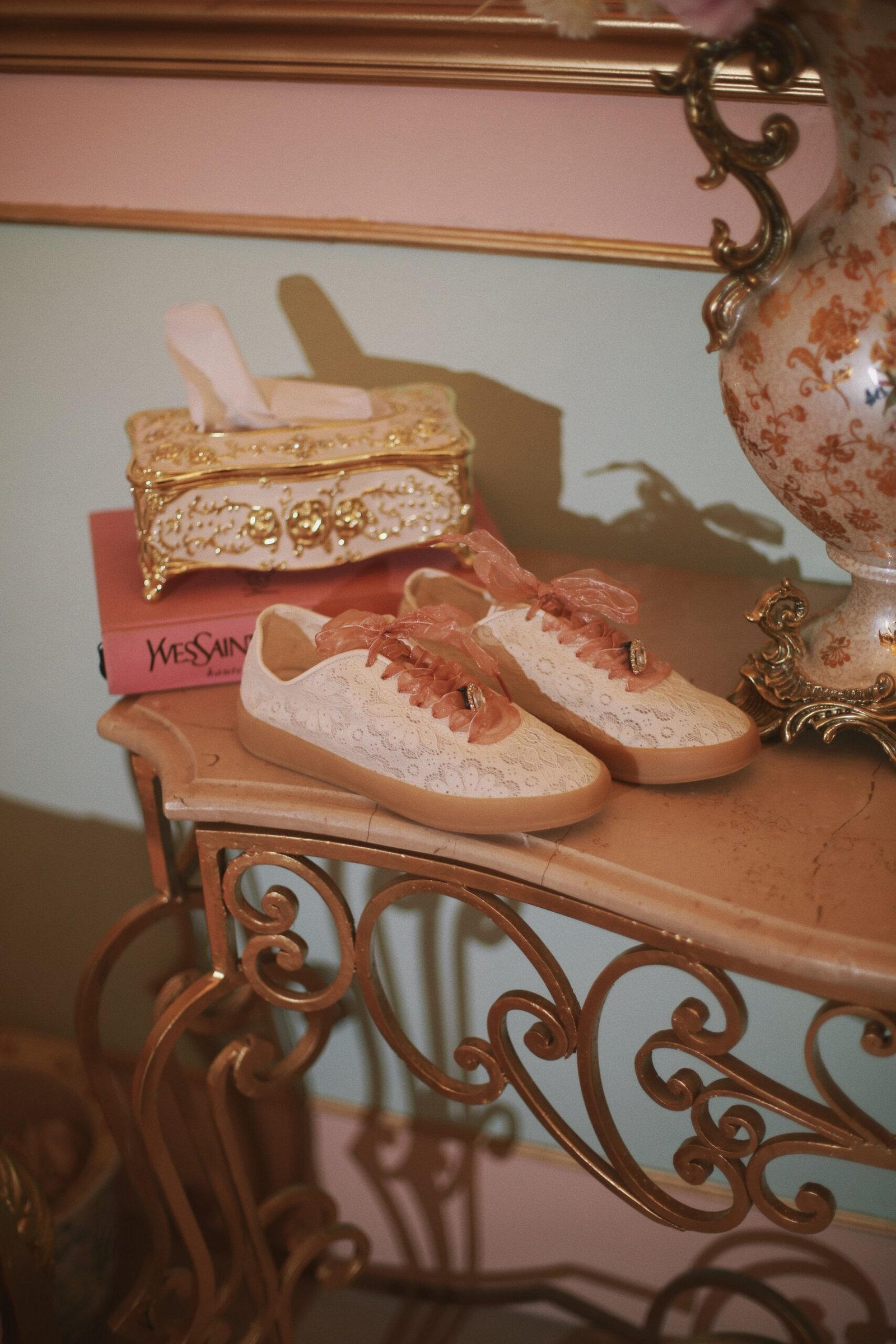 TENIS BEIGE ENCAJE LISTON ROSA