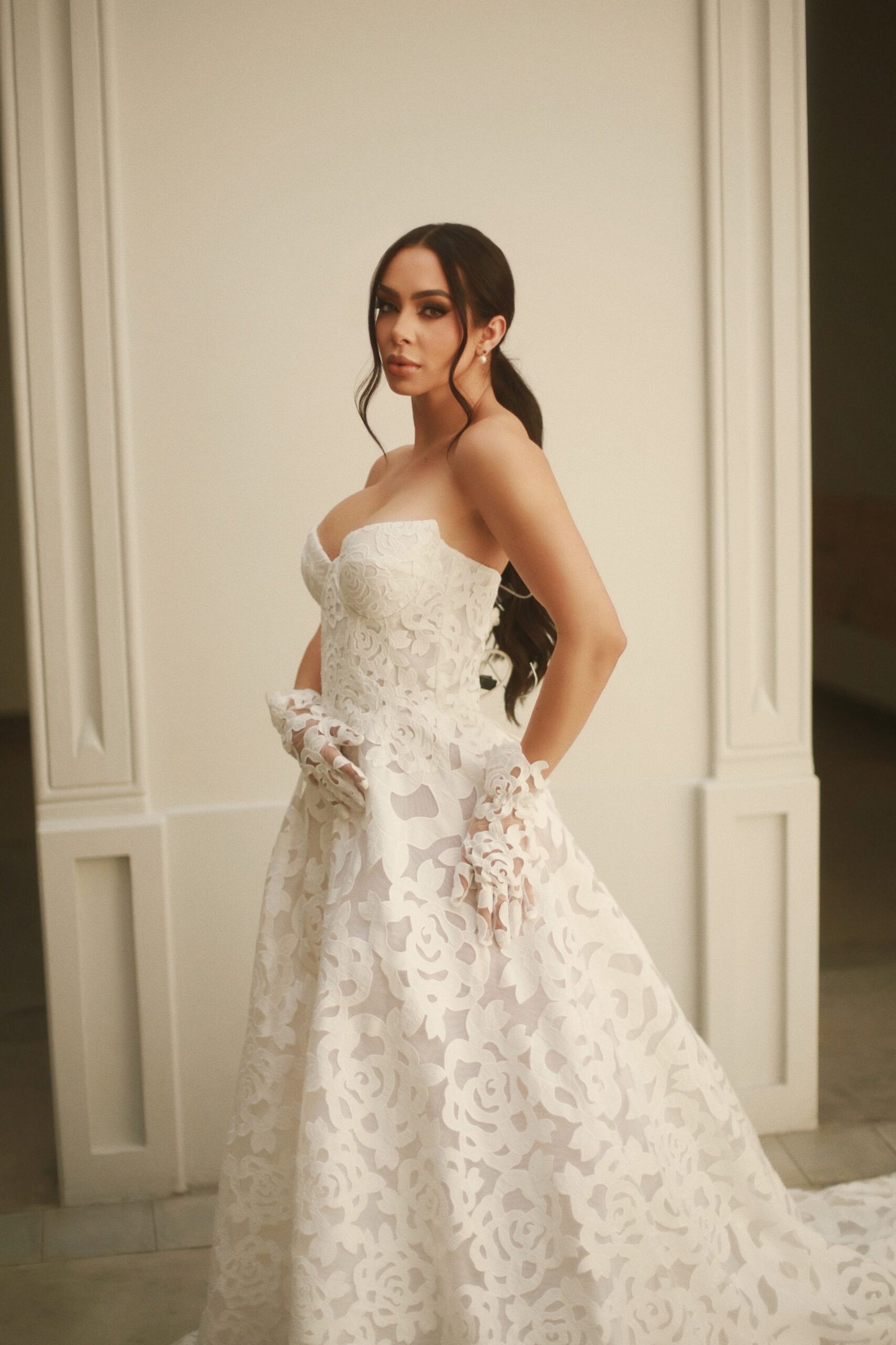 ZAPATILLA BAJA DE NOVIA BRILLOS Y PERLAS PLATA - Image 2