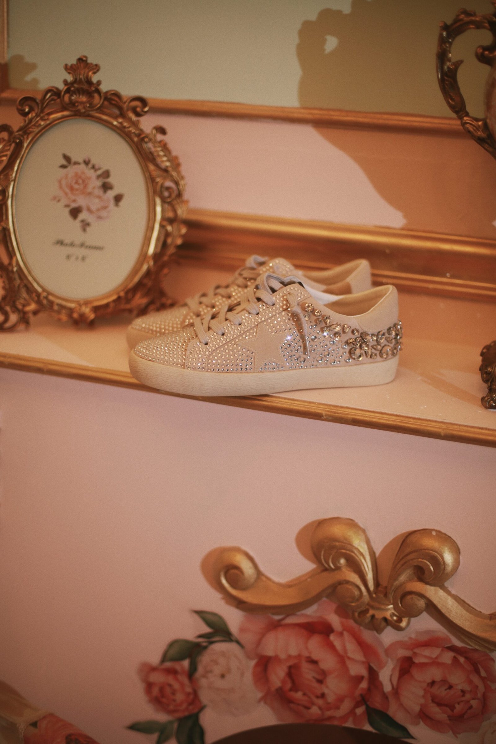TENIS BEIGE CON BRILLOS PLATA