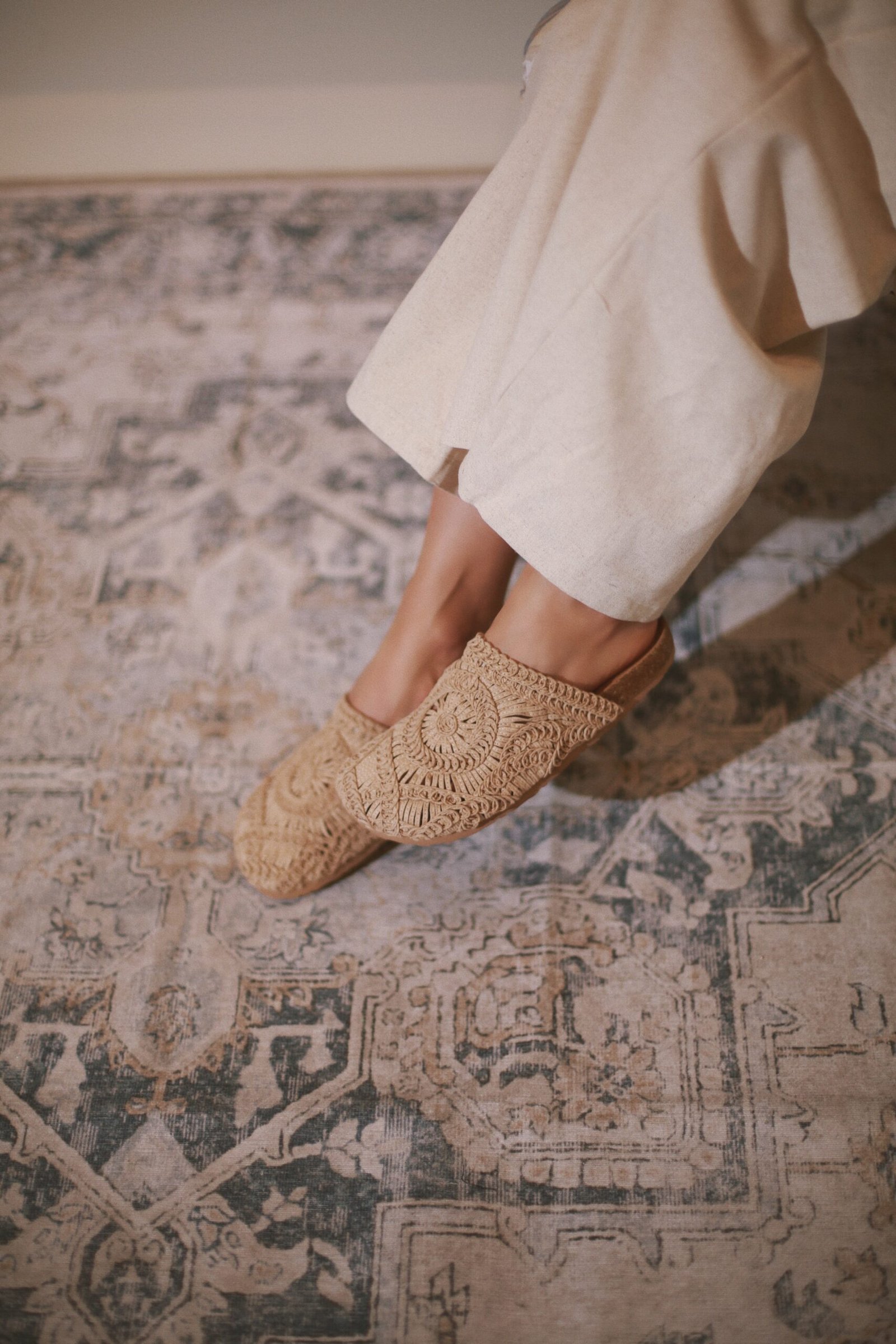 SANDALIA CERRADA TEJIDA CAFE